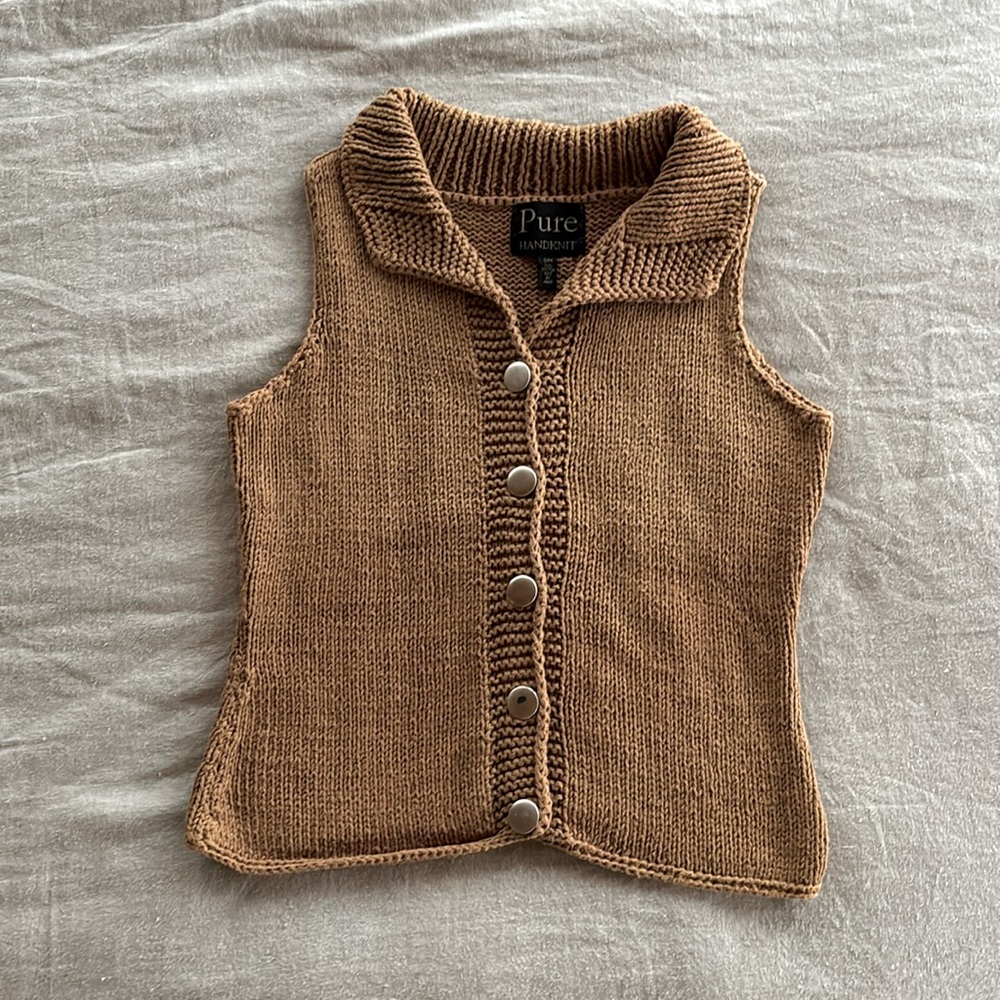 Women’s Sleeveless Button-Up Sweater Vest in Camel